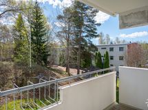 Parvekkeelta kivat metsäiset maisemat