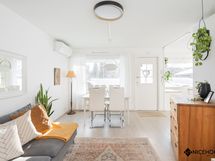 Ruokailutilasta on käynti aidatulle huoneistopihalle.