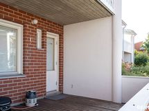 Alaterassi on hyvin suojattu pensailla.