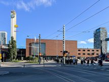 Rautatieasema ja keskustan palvelut ovat vajaan 500 metrin päässä.