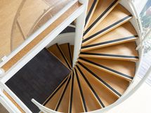 Ihastuttavat kierreportaat kerrosten välillä