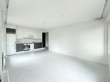 Avokeittiö on käytännöllinen ja hyvin varusteltu: säilytystilaa on mukavasti.