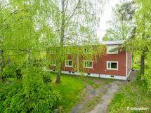 Kaunis yhtiön pihapiiri