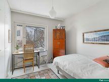 Yläkerran työ-/makuuhuone.