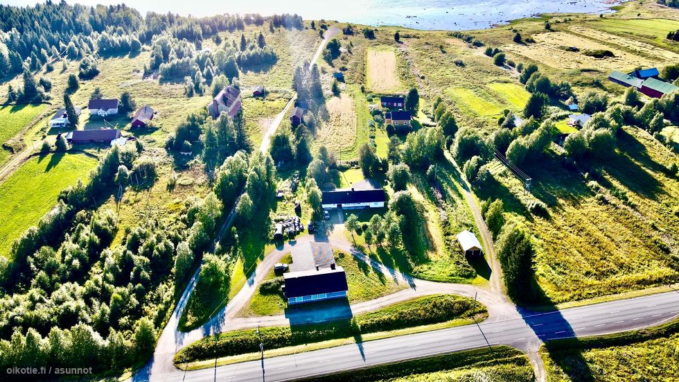 Ilmakuva kesällä määräalasta rakennuksineen