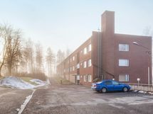 Autohalli pihakannen alla