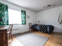 Yläkerran isompi makuuhuone