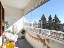 Aurinkoinen lasitettu parveketila