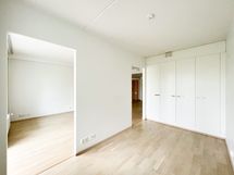 Makuutilan oviaukkojen väli 1,9m.