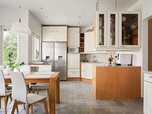 Keittiönäkymää olohuoneesta katsottuna.