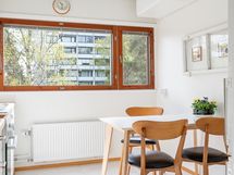 Keittiö aamuaurinkoon.