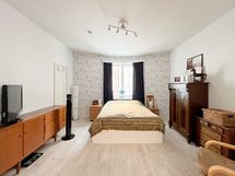 Tilavassa makuuhuoneessa ja keittiössä toistuu Karhutalon tunnuspiirre; pyöreät muodot.