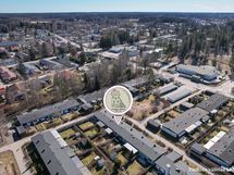 Kilometrin säteellä on päiväkoteja ja kouluja, lukio ja Keuda n. 1,6 km.