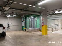 Autohallipaikka erillisillä osakkeilla, aivan sisäänkäynnin vieressä.