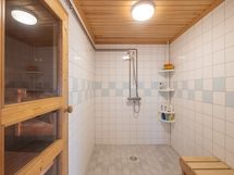 Puusaunan pesutilat piharakennuksessa