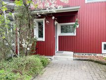 Näkymä piha-alueelta sisäänkäynnin suuntaan