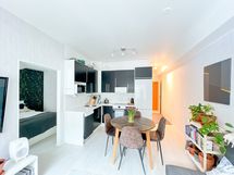 Näkymä eteisen ja avokeittiön suuntaan.