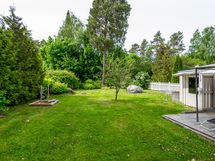 Iso ja aurinkoinen takapiha! Stor och solig bakgård!