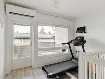 Yläaulassa on hyvin tilaa työlle ja harrastuksille