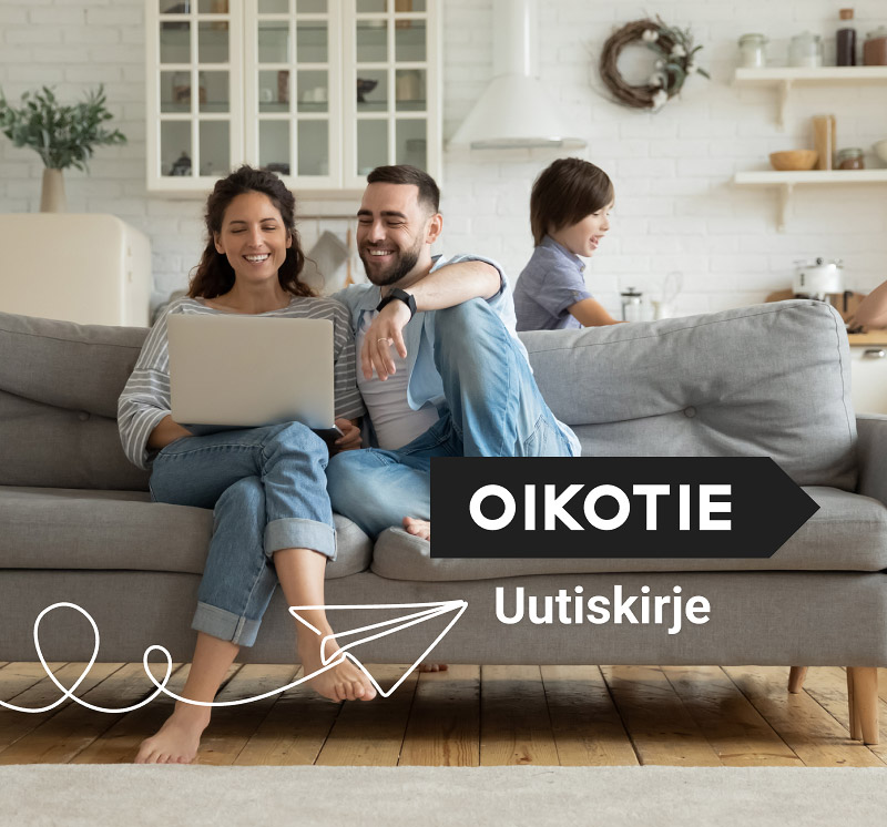 Lapsiperhe istuu sohvalla lukemassa Oikotien uutiskirjettä