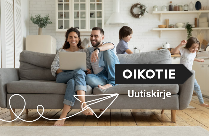 Lapsiperhe istuu sohvalla lukemassa Oikotien uutiskirjettä