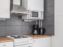 Vaaleasävyinen keittiö ja asunnon pinnat on uusittu vuonna 2019.