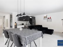 Olohuone on avokeittiön ja ruokailutilan yhteydessä.