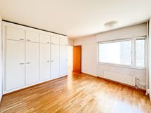 Makuuhuoneen yhdellä seinustalla on kaappitilaa.