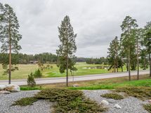 Takapiha etelään golf-kentälle päin