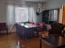 Isoon olohuoneeseen mahtuu ruokailupöytä