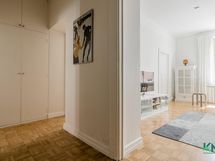 Eteisestä kulku kaikkiin tiloihin.