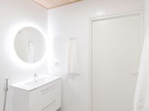 Yläkerran kylpyhuone