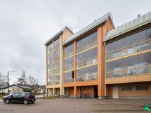 Julkisivu pihan suunnalta