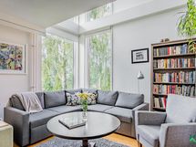 Olohuoneessa takkavaraus, kirjahyllyn kohdalla