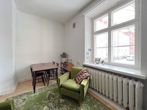 Olohuoneeseen mahtuu myös ruokapöytä tai vaihtoehtoisesti vaikka työpiste.