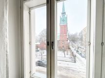 Olohuoneen sekä kahden makuuhuoneen ikkunoista on näkymät kirkon suuntaan etelään.