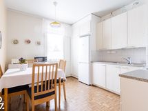 Tähän keittiöön mahtuu isompikin ruokailuryhmä!