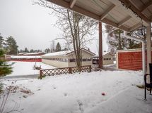 Asunnon lähellä oleva autokatospaikka kuuluu hintaan