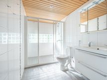 Yläkerran kylpyhuone