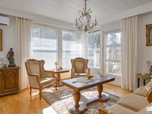 Olohuoneen kulmaikkuna tuo huoneistoon valoa.