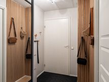 Eteisessä on liukuovikaapisto sekä tilaa naulakolle ja kenkäkaapille