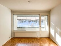 Olohuoneesta on käynti lasitetulle parvekkeelle.