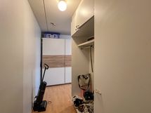 Eteisestä löytyy kaksi kaapistoa, heti ulko-oven vierestä sekä käytävän perältä.