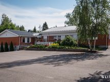 asfaltoitu iso piha-alue