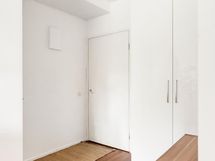 Eteisessä mukavasti kaappitilaa