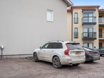 Autopaikka osake myydään erikseen.