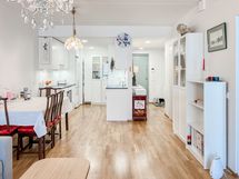 Keittiön yhteydestä, olohuoneen puolelta löytyy valmiina hyvänkokoinen ruokailuryhmä.