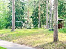 Takapihalla on istuinryhmä.