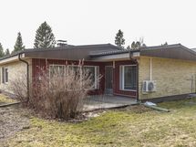 Takapihan terassi etelän puolella