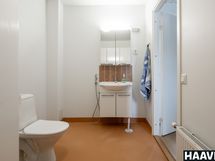 Alakerran wc / kodinhoitotila